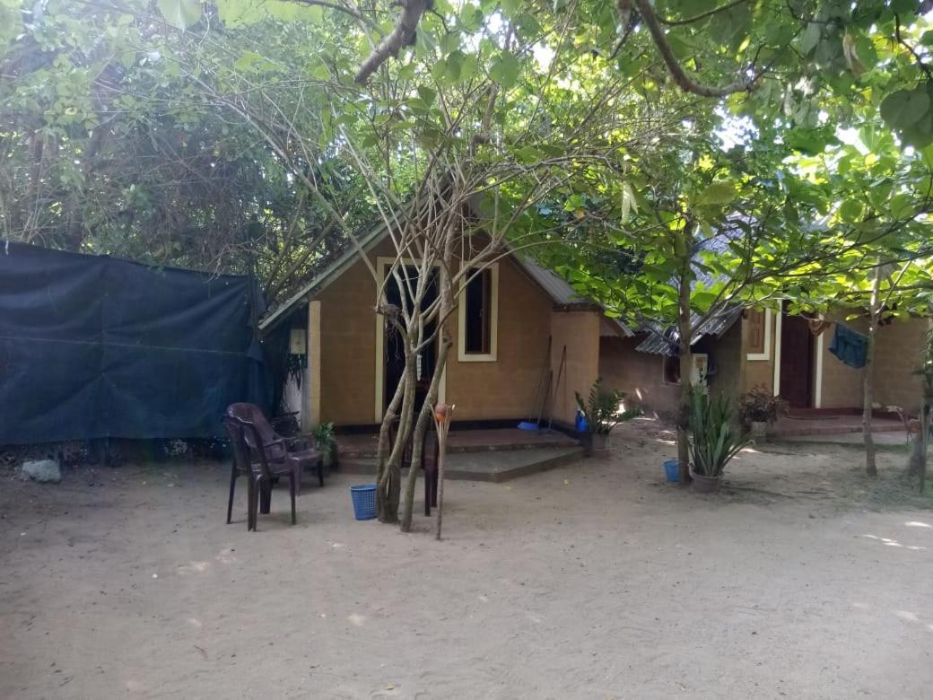 By The C' Cabanas Hikkaduwa Exterior photo